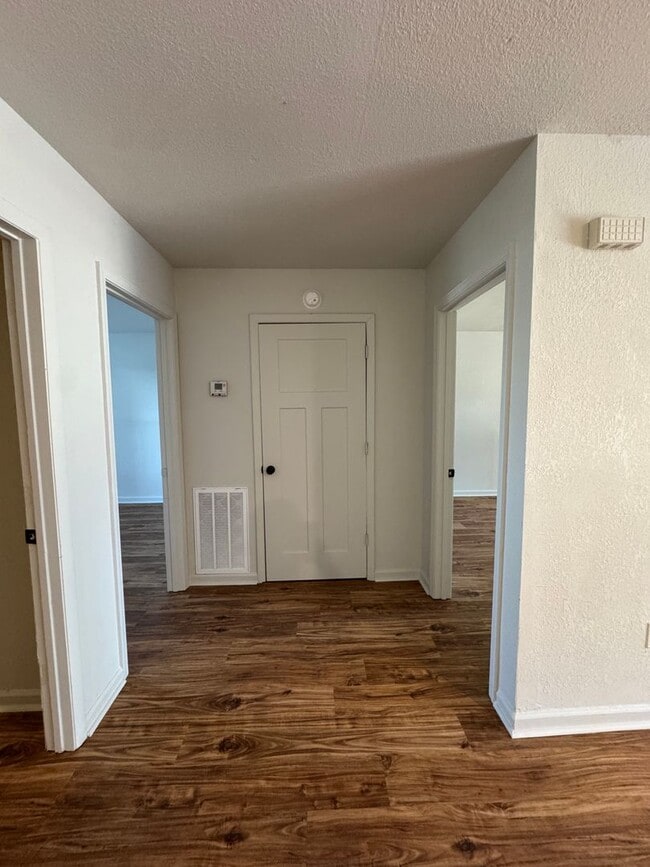 Building Photo - Newly Renovated 2 Bed / 1 Bath Apt. In Tru...