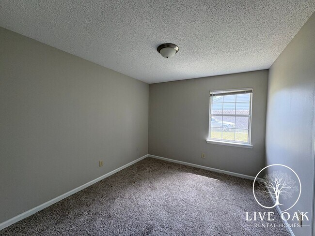 Building Photo - MOVE IN SPECIAL: $500 OFF 1ST MONTH'S RENT!**