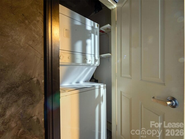 Building Photo - 710 W Trade St