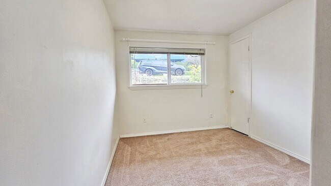 Building Photo - Charming 3 Bed 1.25 Bath Home in Skyway with a great view of Mt Rainier