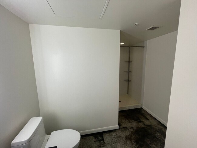 Building Photo - MOVE IN SPECIAL! Sleek and Sophisticated: ...
