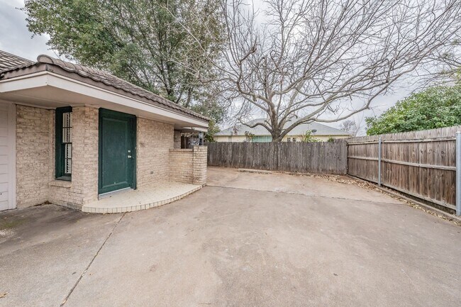 Building Photo - Prime Location in Overton West! Spacious D...