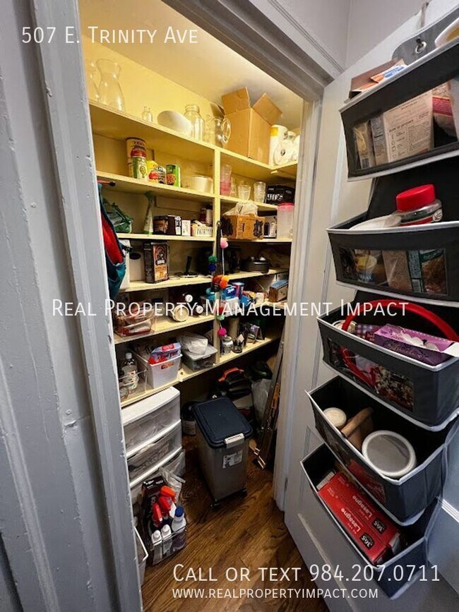 Building Photo - MOVE IN SPECIAL:  $200 OFF RENT Renovated,...