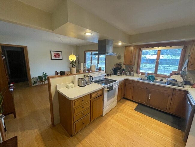 Building Photo - 1708 Pleasant St