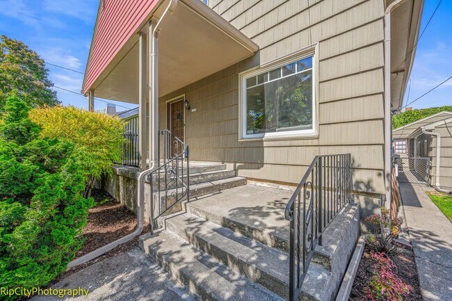 Building Photo - Charming Bungalow in Overlook neighborhood...