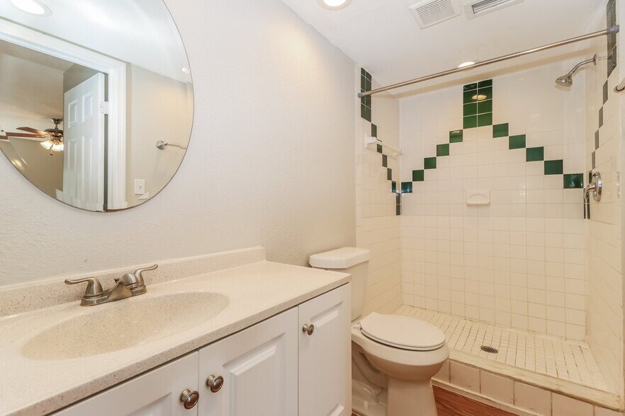 Building Photo - 2335 Timbercrest Cir W