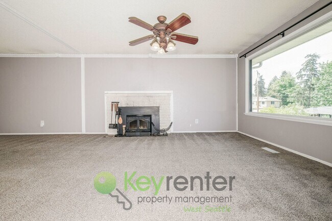 Building Photo - Des Moines 3 Bed Gem with Hot Tub and Spacious Layout