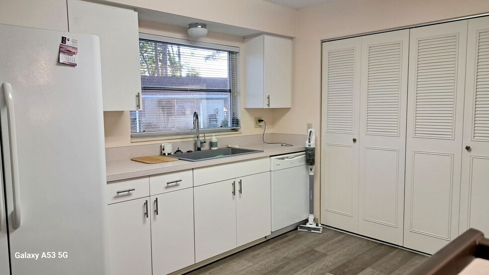 Kitchen Sink Large Window 4417 TECUMSEH - 4417 Tecumseh Trl