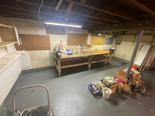 Building Photo - Charming 3-Bedroom Home with Backyard & Of...