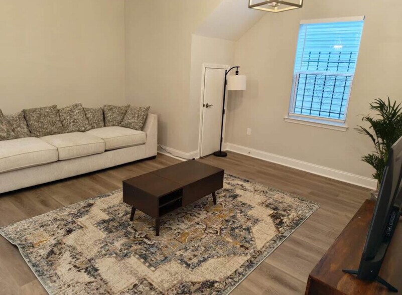 Building Photo - 2136 Saint Andrew St