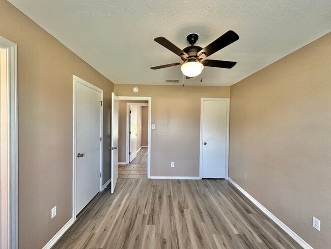 Building Photo - Available Now! Newly Updated 3/2 in Flint!