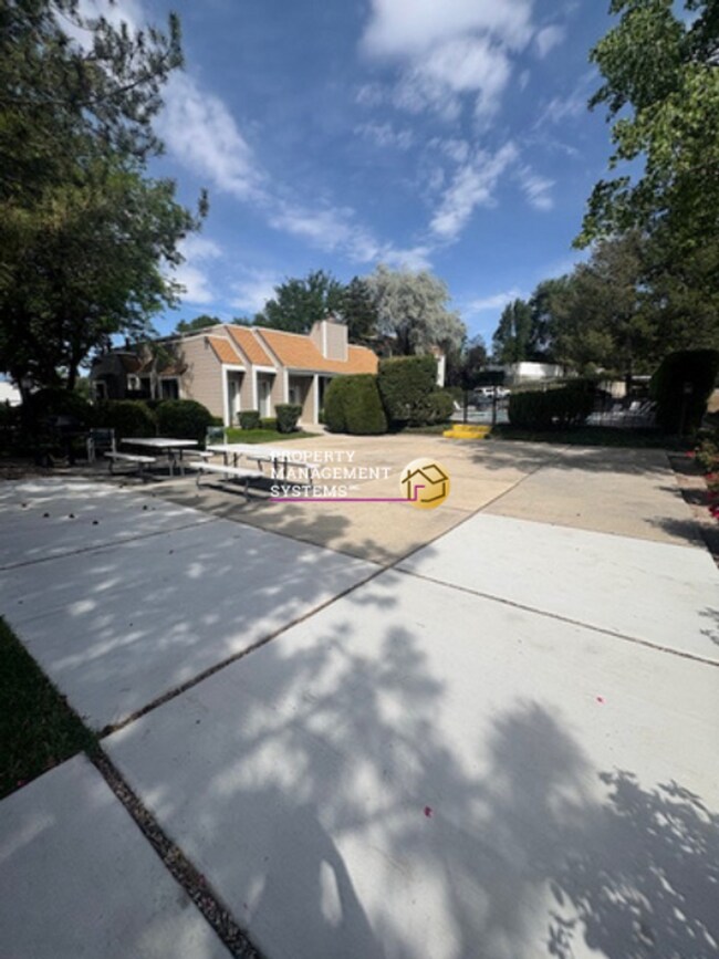 Building Photo - 1042 Quail Vista Ct