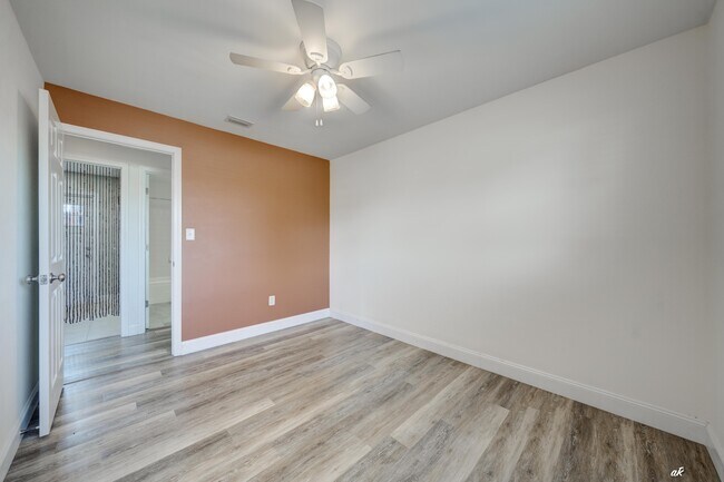 Building Photo - 3105 W 21st Ct