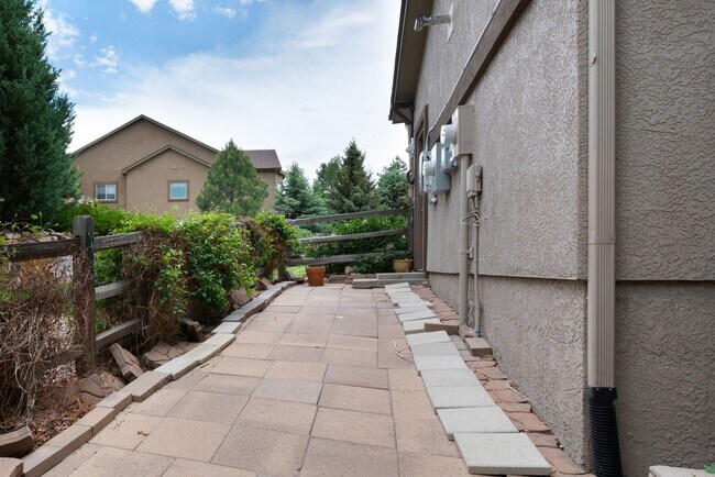 Building Photo - Elegant Mountain-View Retreat in Stone Cro...