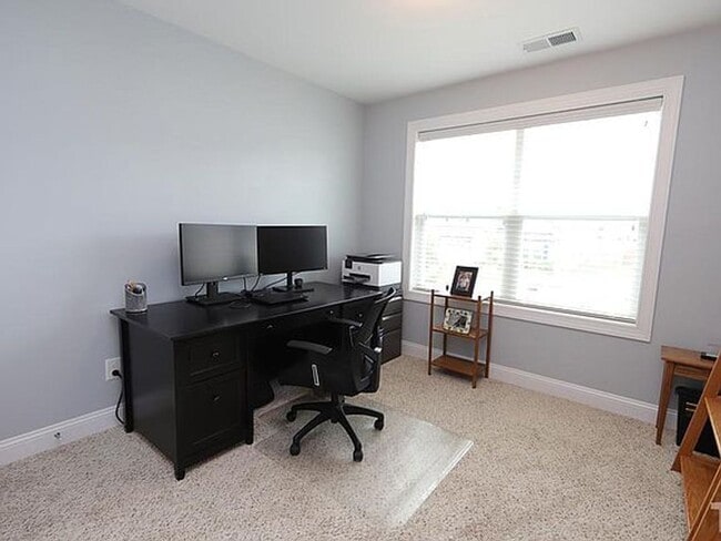 Building Photo - Great home in desirable neighborhood! Washer/Dryer Included!