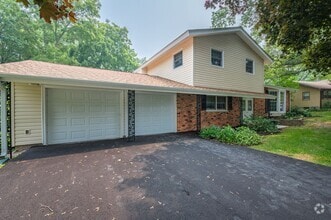 Building Photo - Available July – 4 Bed, 3 Bath Updated Hom...