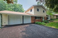 Building Photo - Available July – 4 Bed, 3 Bath Updated Hom...