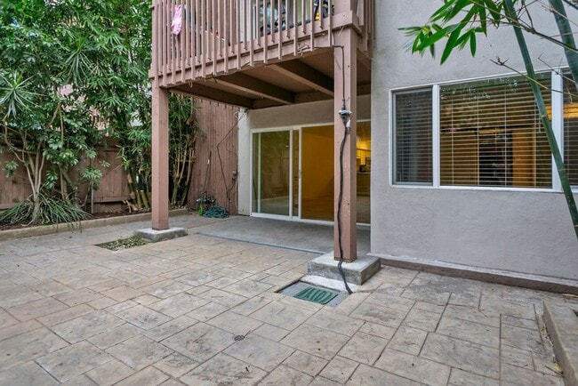 Building Photo - 2600 Torrey Pines Rd