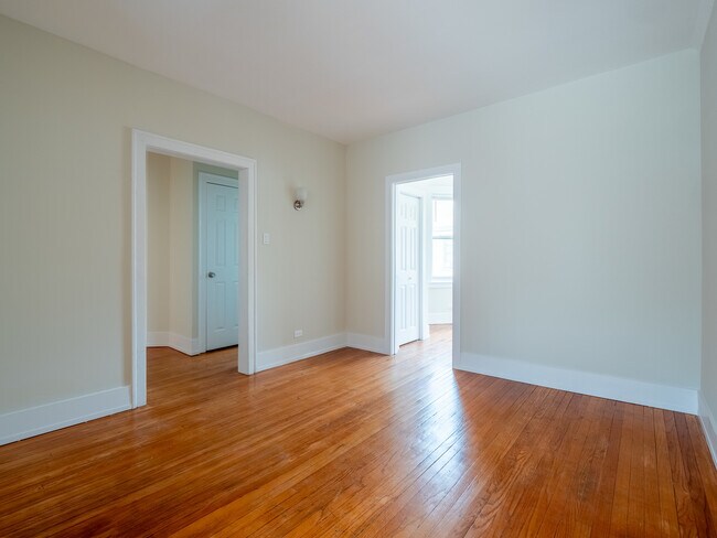 Building Photo - 7371 N Damen Ave