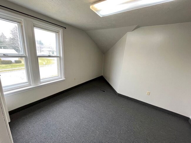 Building Photo - FIVE BEDROOM HOUSE !!. Just a four-minute ...