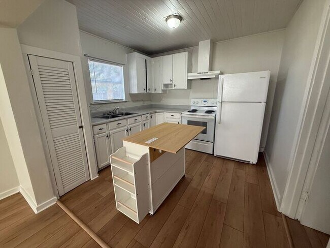 Building Photo - Downtown Pensacola - 2 bedroom, 1 bathroom