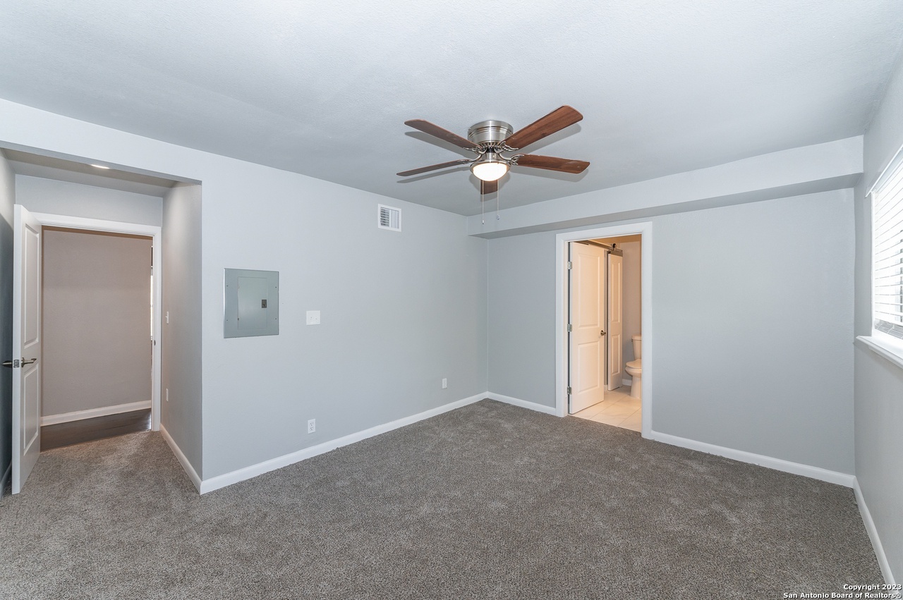 Master bedroom - 331 Byrnes Dr