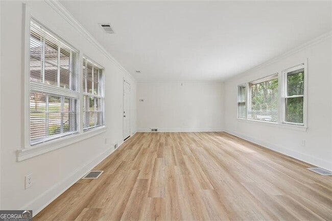 Building Photo - 2116 E Roxboro Rd NE