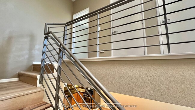 Building Photo - Stylish and modern loft-like 2 bedroom 2.5 bath condo in an urban oasis!
