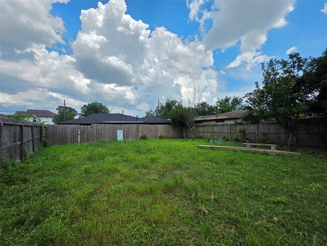 Building Photo - 4105 Rutland St