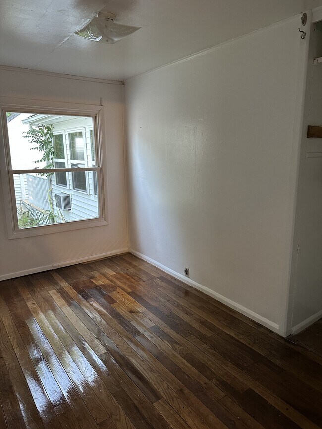 Building Photo - 1608 E University St