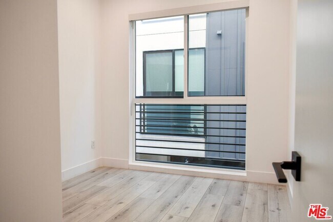 Building Photo - 15328 Weddington St