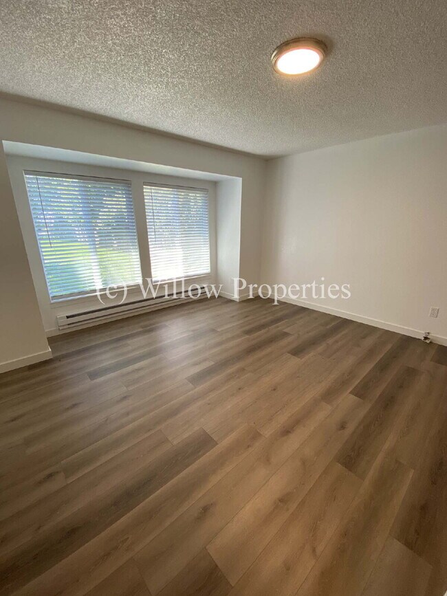Building Photo - Two Bedroom Duplex