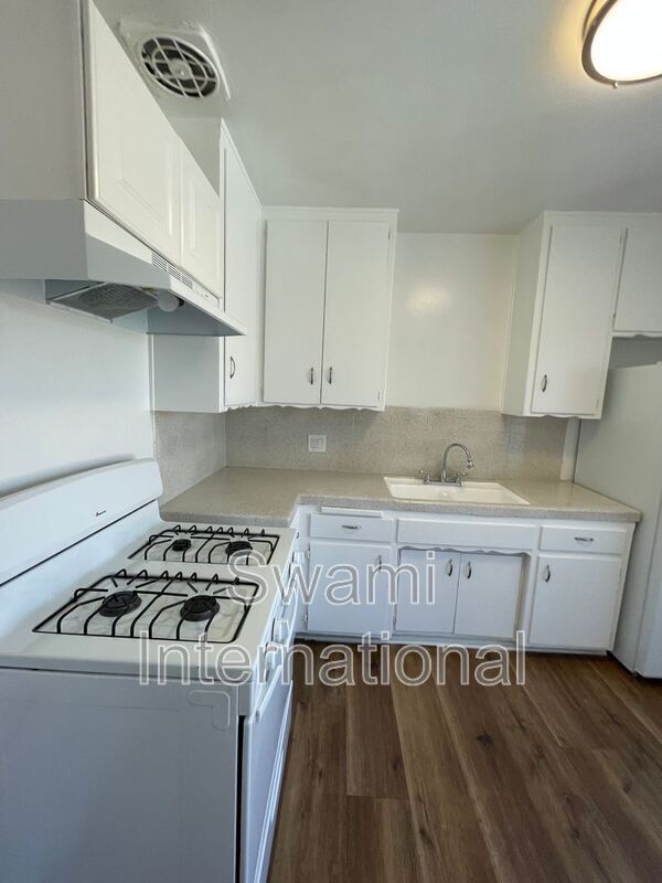 Building Photo - 860 W 50th Pl