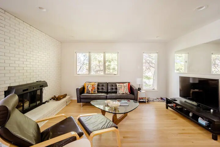 Building Photo - 2102 Mariposa Ave