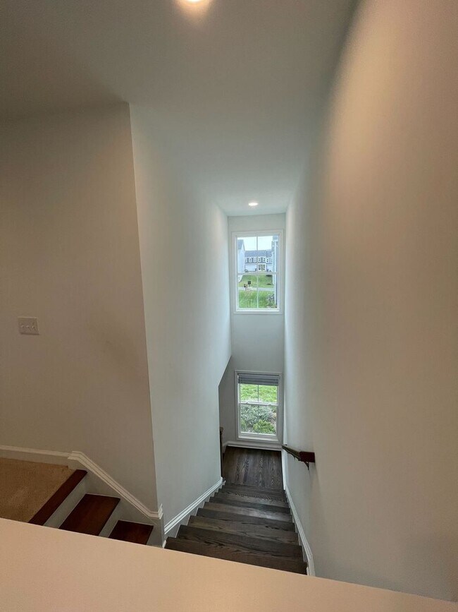Building Photo - Spacious Home in Westhill Community