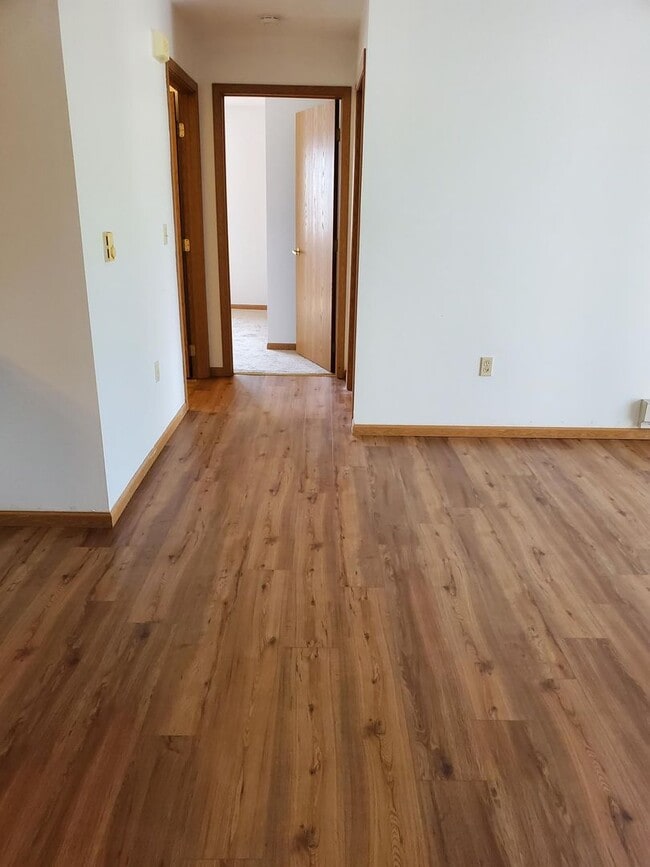 Building Photo - Pewaukee - Charming 2 Bedroom 2 Bath Apart...