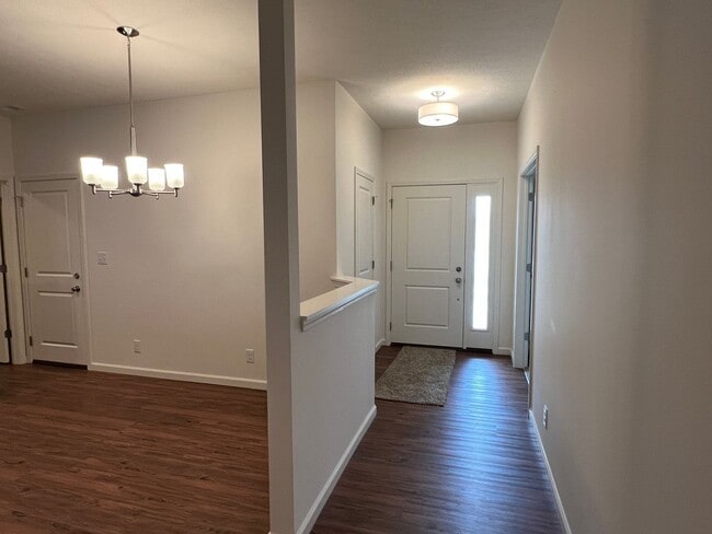 Building Photo - Almost new 3B2B plus den+fenced yard