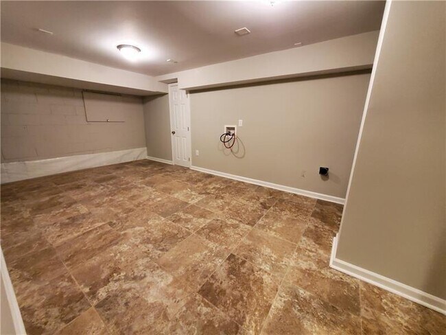 Building Photo - 4615 Mystic Dr NE