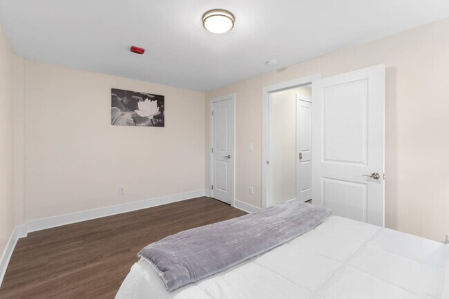 Building Photo - 457 E Kirby St
