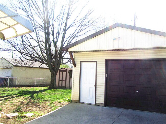 Building Photo - 5289 Eisenhower Rd