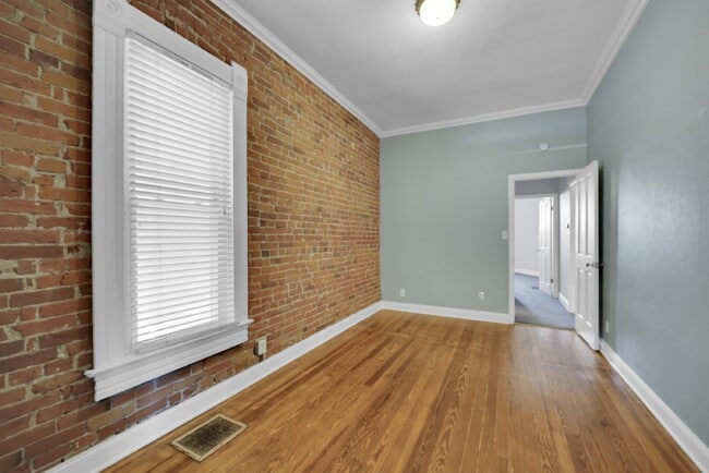Building Photo - $2,495, 2-bed, 1-bath Victorian in the hea...