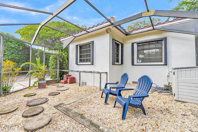 Building Photo - 364 Navarre Dr