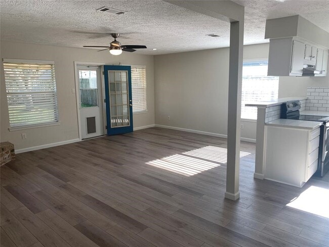 Building Photo - 214 Maple Leaf Dr
