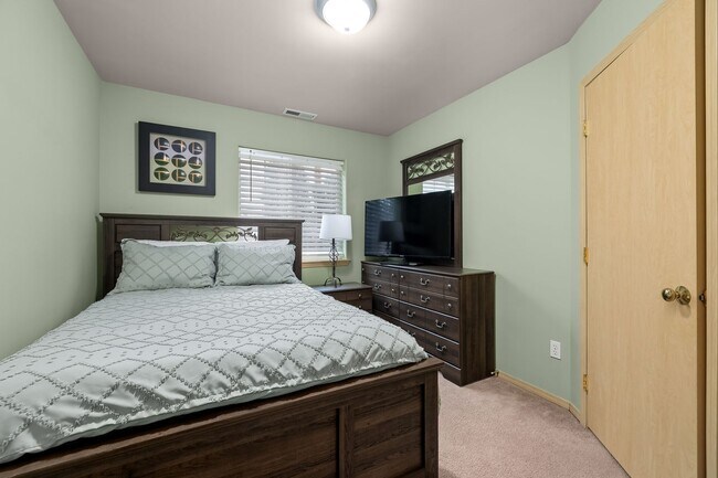 Building Photo - Eastside Olympia 3BD