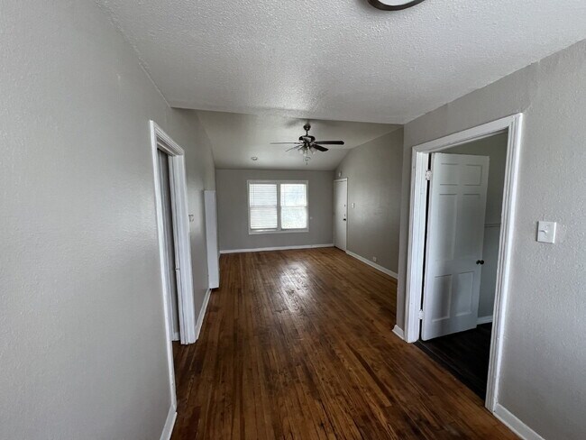 Building Photo - One Bed/One Bath Close to Woodlawn Lake Park