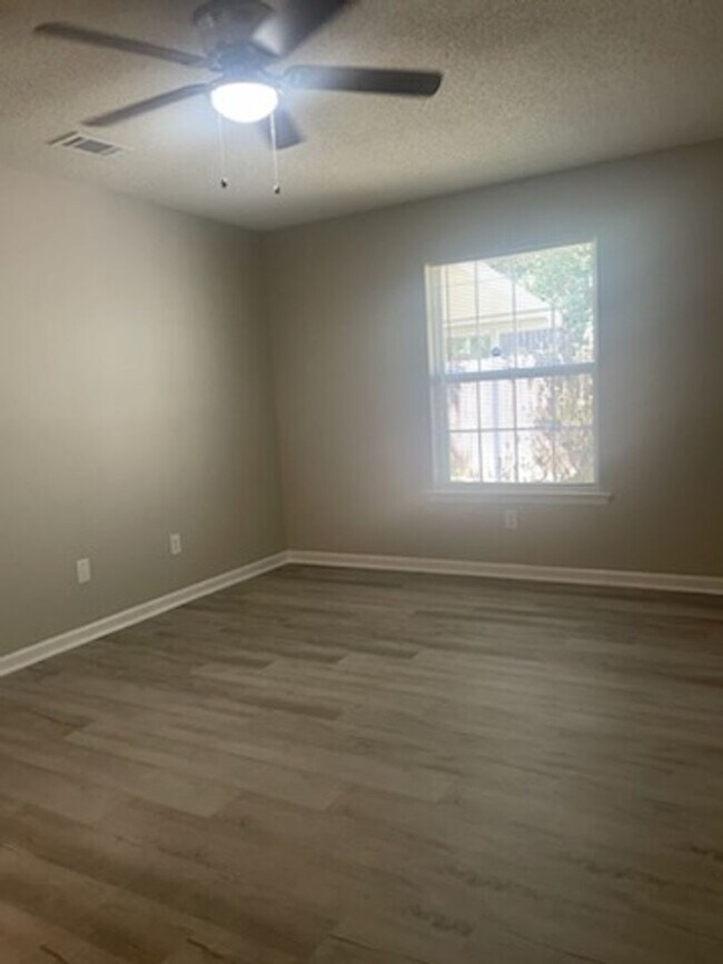 Building Photo - 203 Kitts Dr