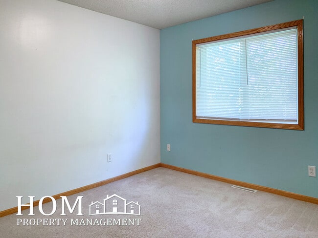 Building Photo - 624 Tanager Path