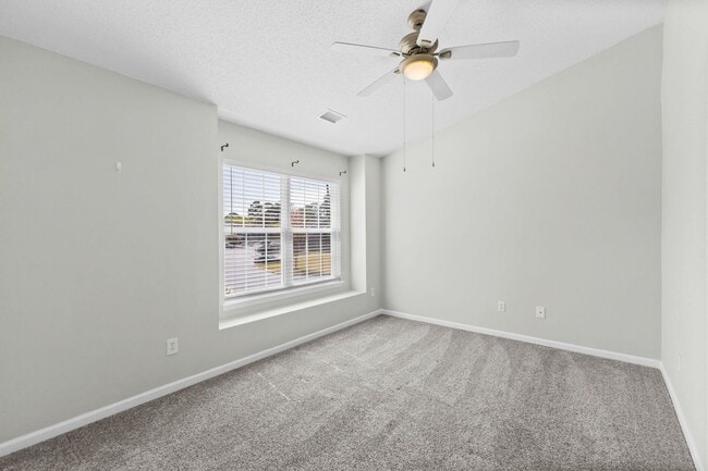 Building Photo - Charming Townhome with Water Views near The Market Common!