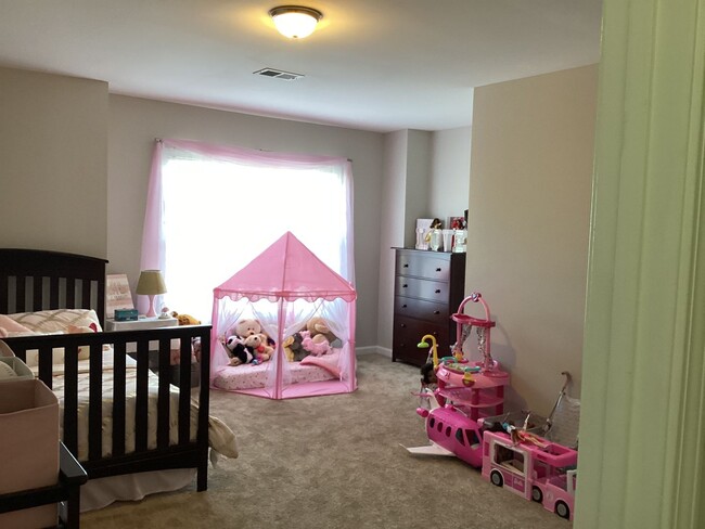 Building Photo - Gorgeous Four Bedroom Home in Northeast Co...