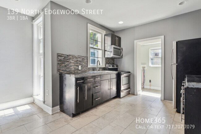 Building Photo - 3 Bedroom, 1.5 Bathroom Home Available Now!